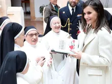Rainha Letícia com as religiosas dominicanas de Lerma, que a presentearam com o livro “Se não podes perdoar, isto é para ti”, escrito por uma delas.
