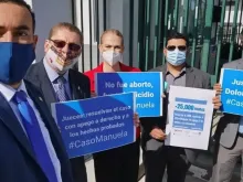 Líderes pró-vida entregam assinaturas na CIDH, em San José de Costa Rica. Crédito: Cortesia.