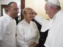Lidia Bastianich recebendo a bênção do Papa Francisco 