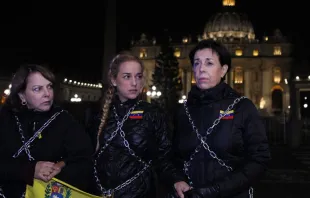 Lilian Tintori, Antonieta Mendoza e Mitzy da Ledezma protestam em frente ao Vaticano.