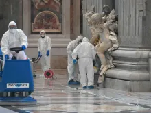 Trabalhadores desinfetando a Basílica de São Pedro.