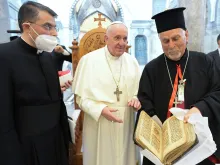 O Papa e o Bispo Mouché com o Sidra