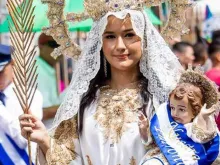 Lourdes María Cornejo vestida como Nossa Senhora da Paz em desfile pátrio de El Salvador, em 15 de setembro de 2019. Crédito: Cortesia