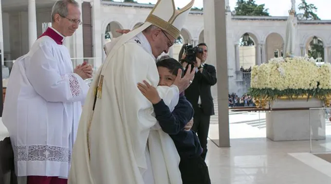 LucasabracaPapaFrancisco_-_FotoSantuariodeFatima.jpg ?? 