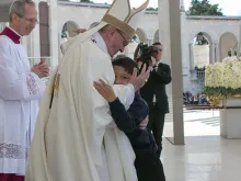 Lucas abraça o Papa Francisco na Missa de canonização de Francisco e Jacinta Marto 