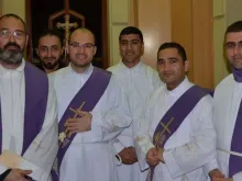 Pe. Luis Montes (esquerda) e seminaristas em Erbil.
