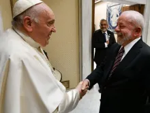 Papa Francisco cumprimenta Lula