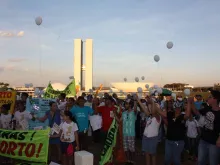 Marcha pela vida em frente ao Congresso brasileiro.