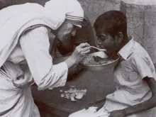 Madre Teresa de Calcutá alimentando uma criança pobre