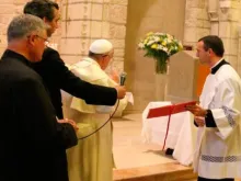 O Papa Francisco abençoa o tabernáculo do templo Duc in Altum, durante a sua peregrinação à Terra Santa.