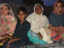 Família Shahbaz junto com Maira no Paquistão. Crédito: Ajuda à Igreja que Sofre Itália.