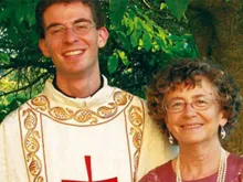 Sacerdote católico junto à sua Mãe. Imagem referencial