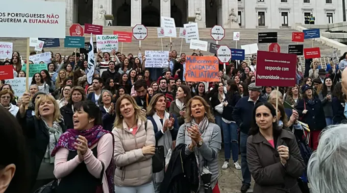 ManifestacaoemPortugal_-_FotoStopEutanasia.jpg ?? 