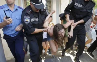 Manifestante de Femen seminua detida pelas autoridades.
