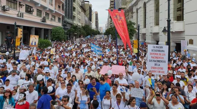 Marcha-por-la-vida-familia-Guayaquil-220619.jpg