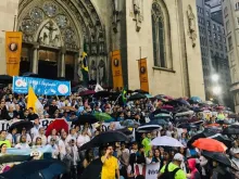 Manifestantes em frente à Catedral de São Paulo 
