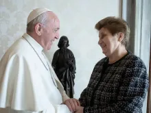 O papa Francisco e Mariella Enoc em uma audiência privada no Vaticano em 28 de março de 2019