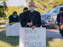 Dom Mark Seitz, Bispo de El Paso, Texas, reza pelo fim da violência racial e segura um cartaz de "Black Lives Matter", em 1º de junho. Crédito: Diocese de El Paso.