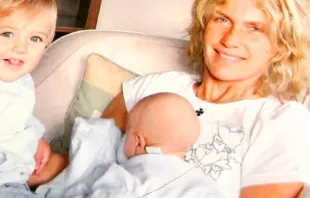 Maru Botana com Facundo nos braços.