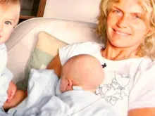 Maru Botana com Facundo nos braços.