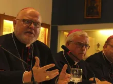 Cardeal Reinhad Marx e outros dois bispos alemães. Crédito: Bohumil Petrik