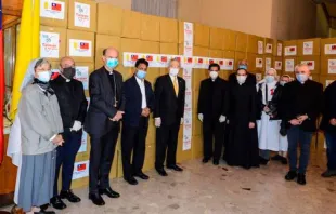 Caixas com máscaras doadas por Taiwan.