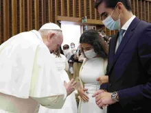 Papa Francisco com os recém-casados durante a Audiência Geral.
