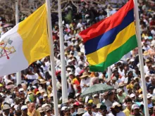 Bandeiras durante a visita do Papa Francisco a Maurício. Crédito: Edward Pentin
