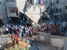 Casa destruída por bombardeio em Gaza. Seis pessoas, incluindo uma menina, morreram.