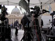 Alguns meios de comunicação em frente ao Vaticano.