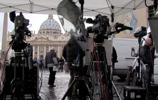 Alguns meios de comunicação em frente ao Vaticano.