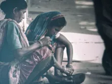 Mendigas nas ruas da Índia.