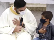 Padre Artur Oliveira reza com João Miguel 