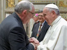 Michael Warsaw e Papa Francisco durante seu encontro no Vaticano. Crédito: Vatican Media