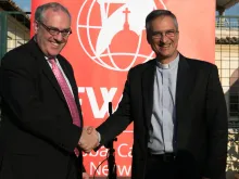 Michael Warsaw, da EWTN, e Mons. Dario Viganò, da Secretaria para a Comunicação do Vaticano.