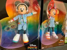 Bonecos de Mickey Mouse e Minnie Mouse, da Disney Pride Collection, no Walmart México