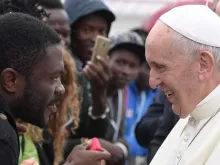 Papa Francisco saúda um imigrante durante sua visita a Bolonha em 2017.