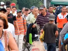 Migrantes venezuelanos cruzam fronteira para Colômbia. Crédito: ACI Prensa