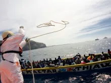 Imigrantes africanos no mar a caminho da Europa em uma barca
