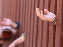 Fiéis mexicanos participam de Missa na fronteira com os Estados Unidos, no estado do Arizona.