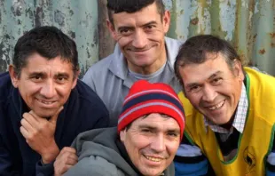 Miguel Ángel Valdivia (à direita) e amigos