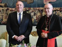 O Cardeal Pietro Parolin recebe Mike Pompeo no Vaticano.