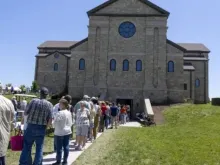Milhares de peregrinos do lado de fora da Abadia de Nossa Senhora de Éfeso em Gower, Missouri, para ver os restos mortais da Irmã Wilhelmina Lancaster.
