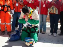 O mineiro Esteban Rojas rezou de joelhos e depois de ser resgatado.