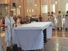 Celebração da Missa na Catedral de Nossa Senhora do Monte Carmelo, em Jolo (Filipinas), após a sua reconstrução. Crédito: CBCP News.
