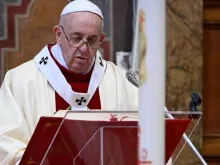 O Papa Francisco celebra a Missa.