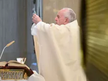 O Papa Francisco celebra a Missa na Casa Santa Marta. Crédito: Vatican Media