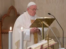 Papa Francisco durante a Missa celebrada na Casa Santa Marta.