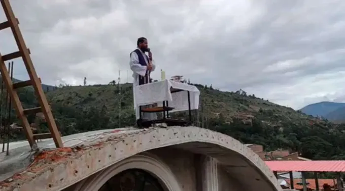 MisaIglesia_P.JuanLopezDiaz_230221.jpg ?? 