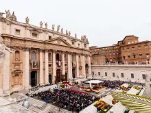 Vaticano durante um evento multitudinário.